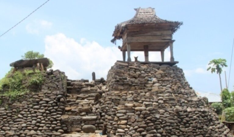 Kampung Megalitikum Wolotopo